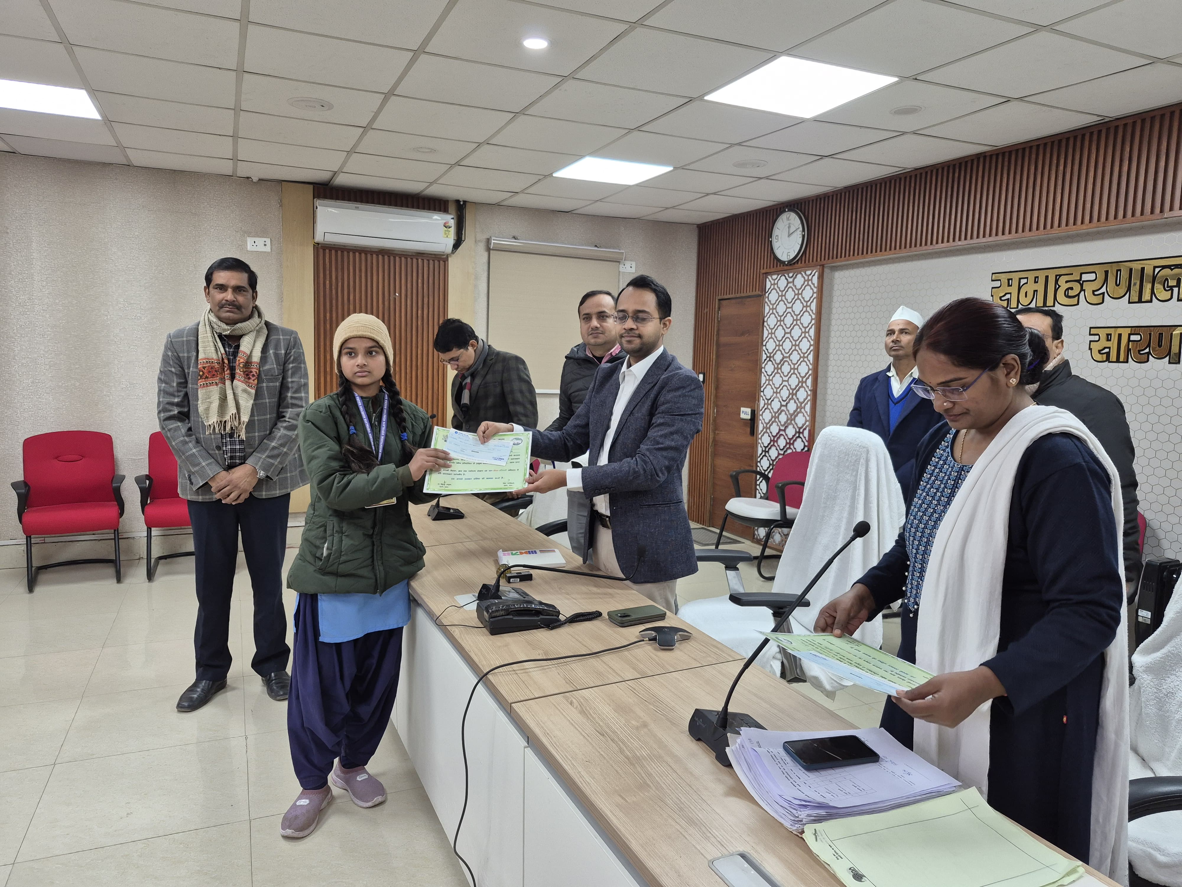 जल-जीवन-हरियाली दिवस पर DM ने प्रोत्साहन राशि, प्रशस्ति पत्र व मेडल से किया सम्मानित।