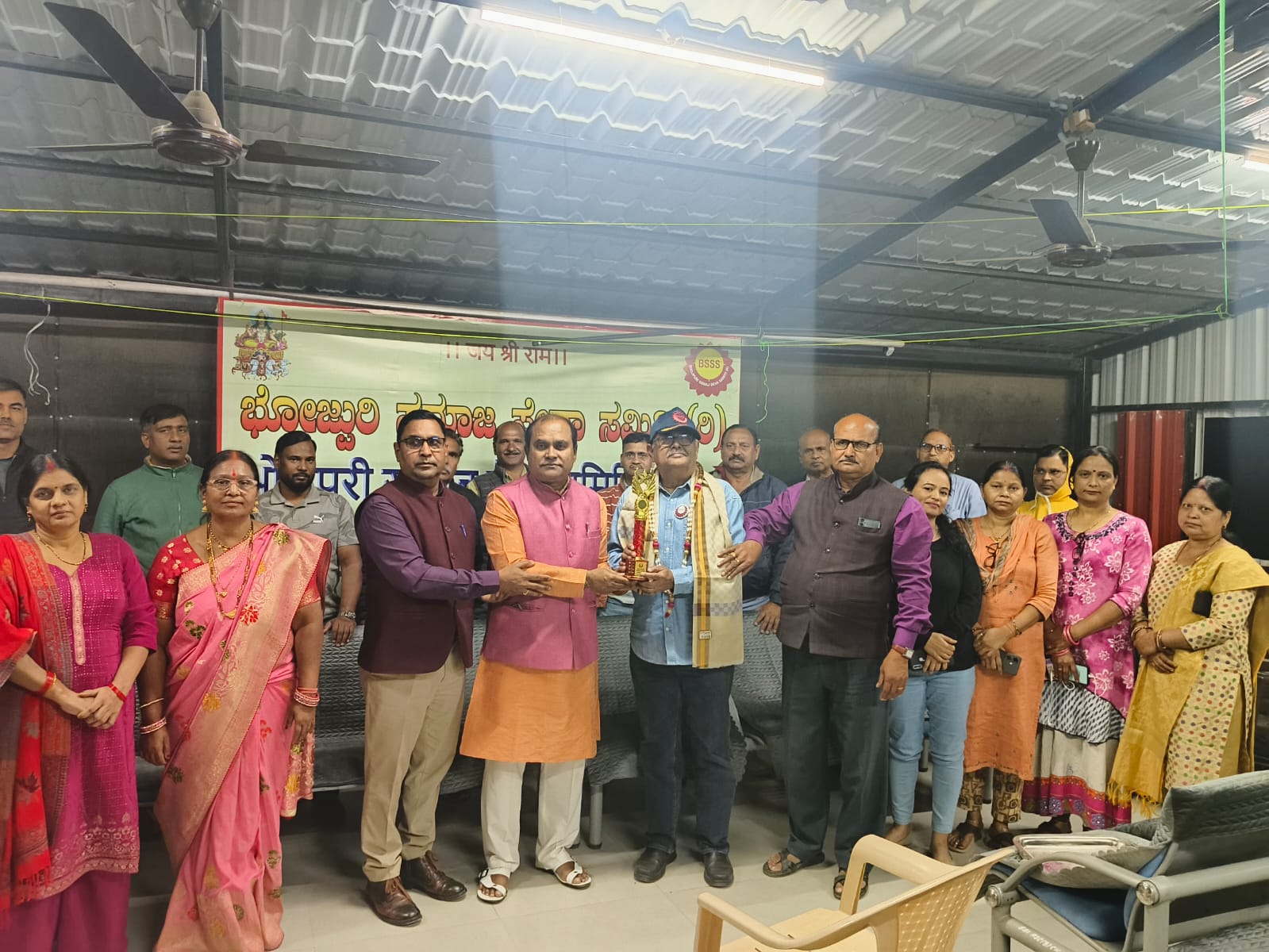 भोजपुरी समाज सेवा समिति (रजि) बंगलोर ने वरिष्ठ चिकित्सक डाक्टर विनय सिंह को किया सम्मानित।