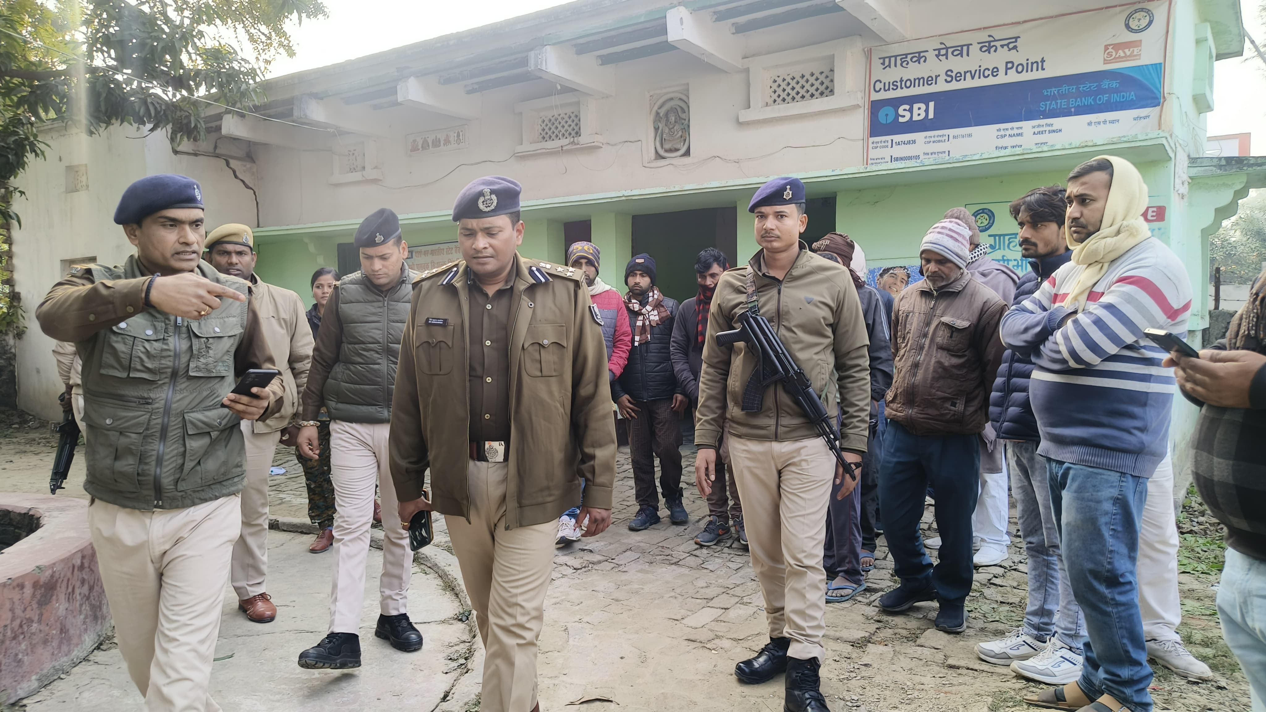 मांझी में CSP केन्द्र में लूट की घटना का डीआईजी सह-एसएसपी, सारण ने किया निरीक्षण।