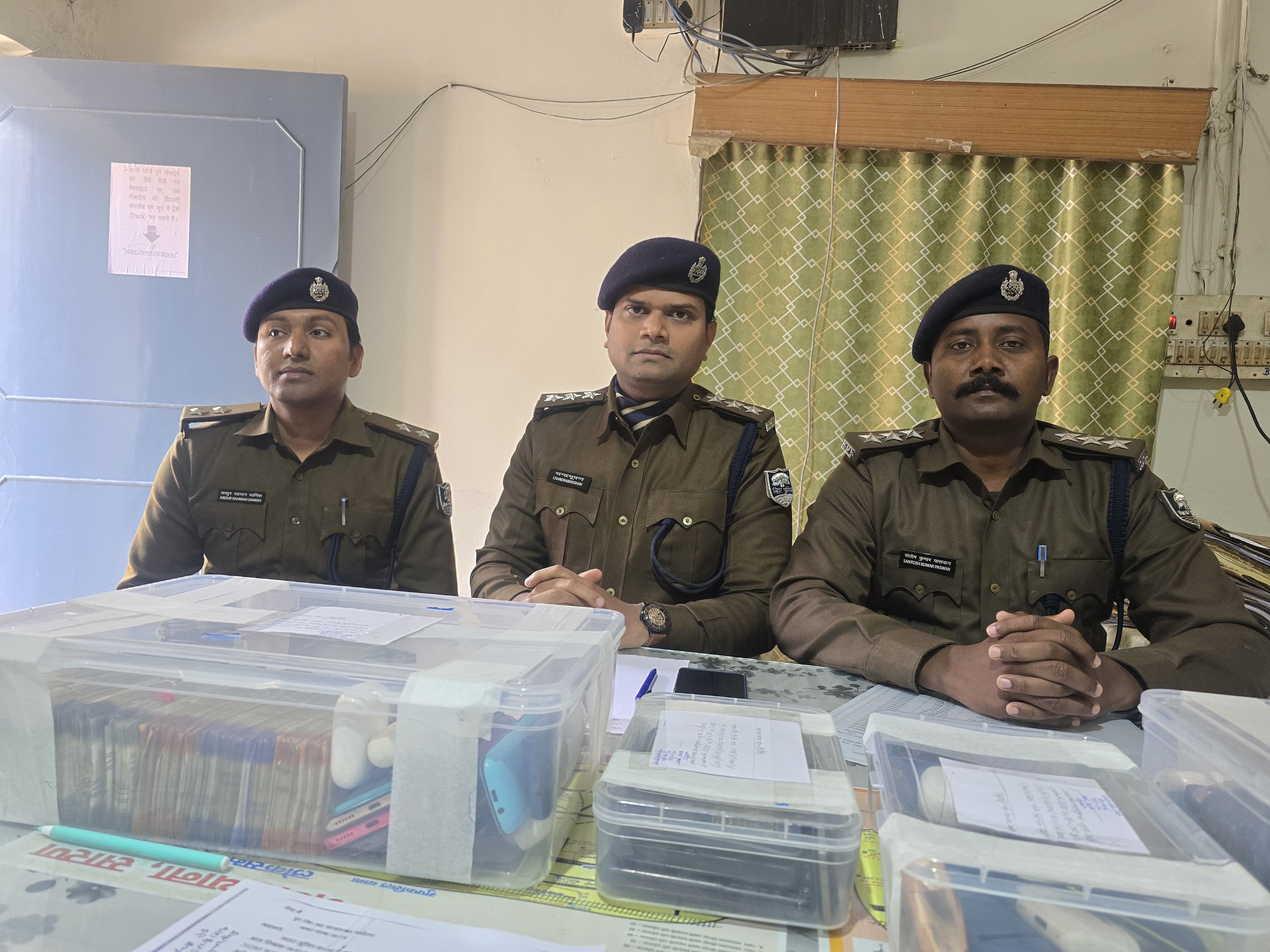 नगर थाना क्षेत्र में छापेमारी कर अवैध हथियार के साथ 01 गिरफ्तार व 5.09 लाख नगद राशि व मोबाईल जप्त।