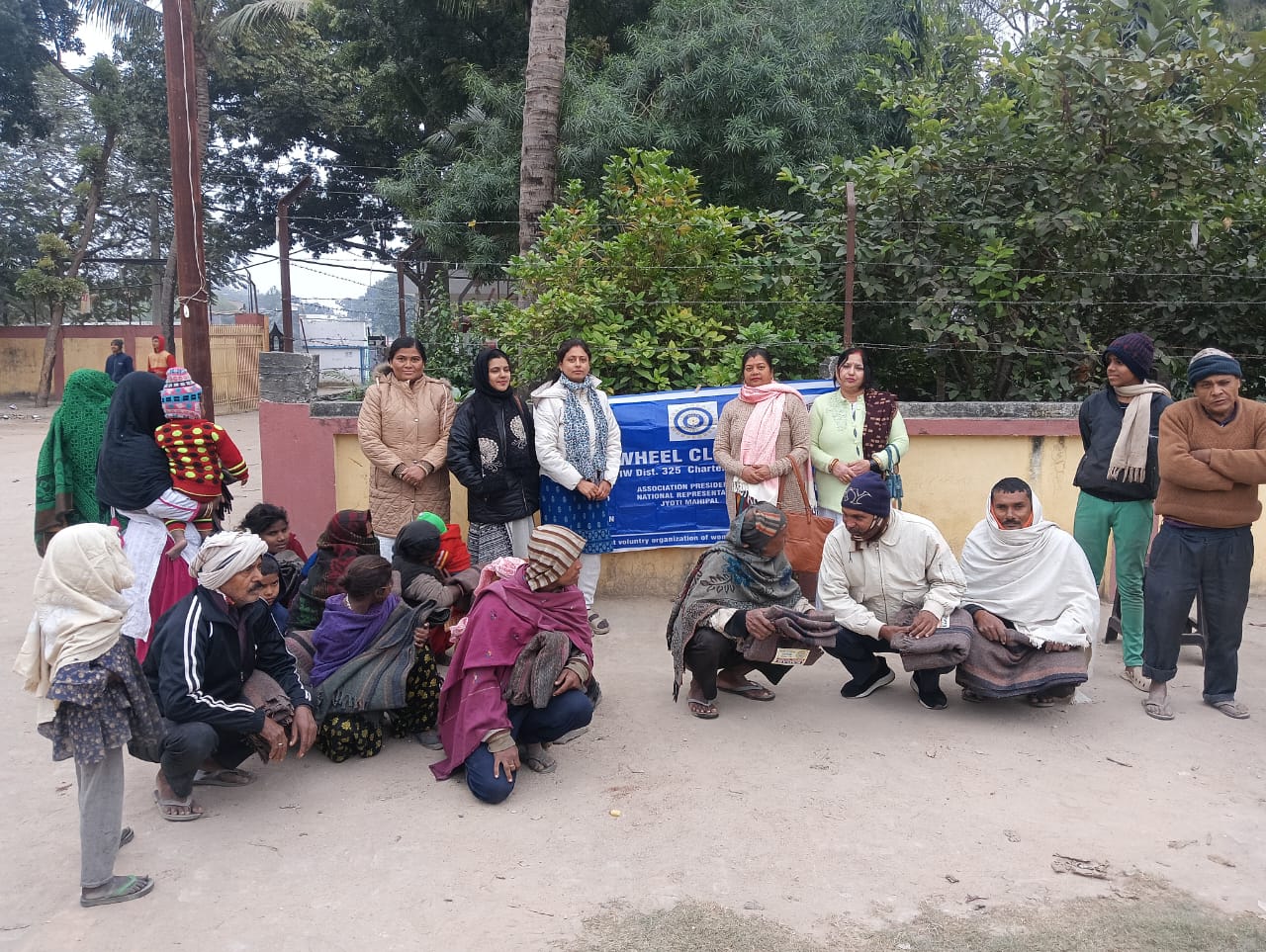 इनर व्हील सारण ने जरूरतमंदों के बीच बांटा कंबल।