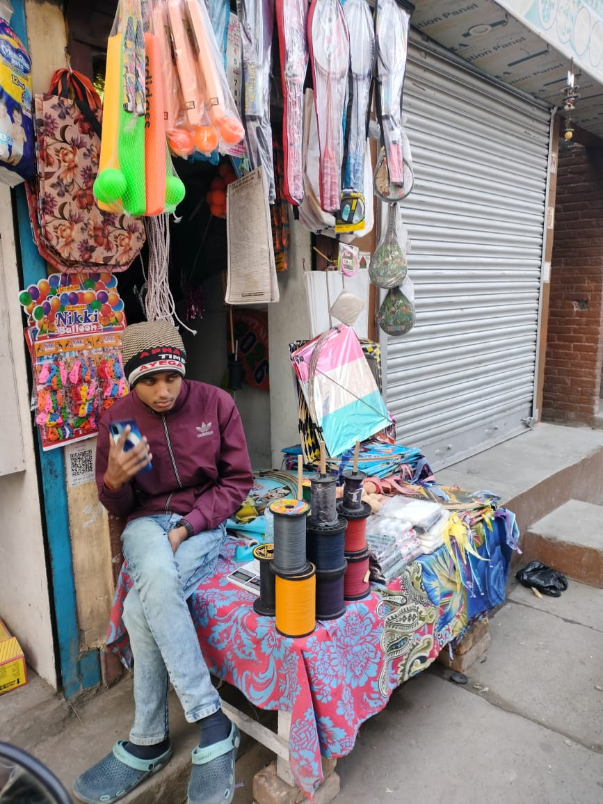 मकर संक्रांति पर पतंगबाजी का खतरा: चाइनीज धागे से पंछियों और लोगों की जान पर बन आई।