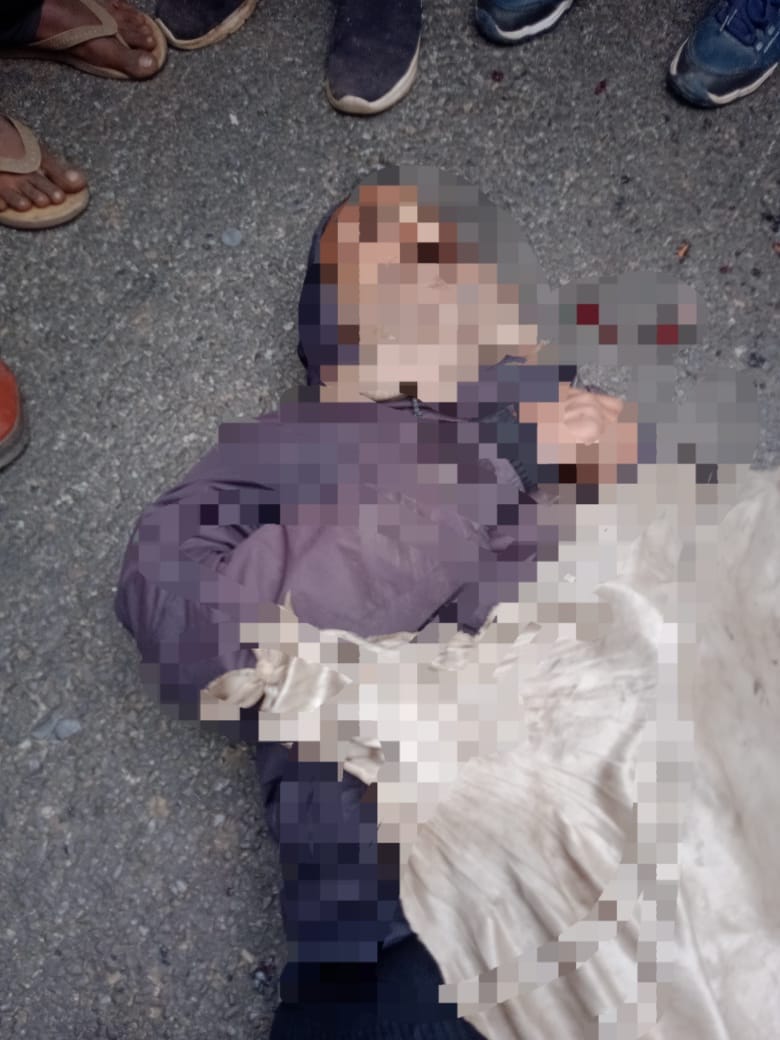 अज्ञात वाहन की चपेट मे आने से हेडमास्टर की मौत,आक्रोशित लोगों ने किया सड़क जाम।