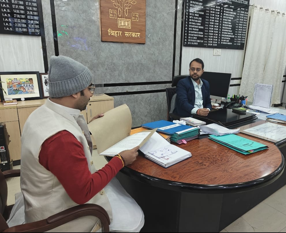 शिक्षकों के समस्याओं के समाधान हेतु जिलाधिकारी से मिले रिविलगंज प्रखंड प्रमुख डॉ राहुल राज।