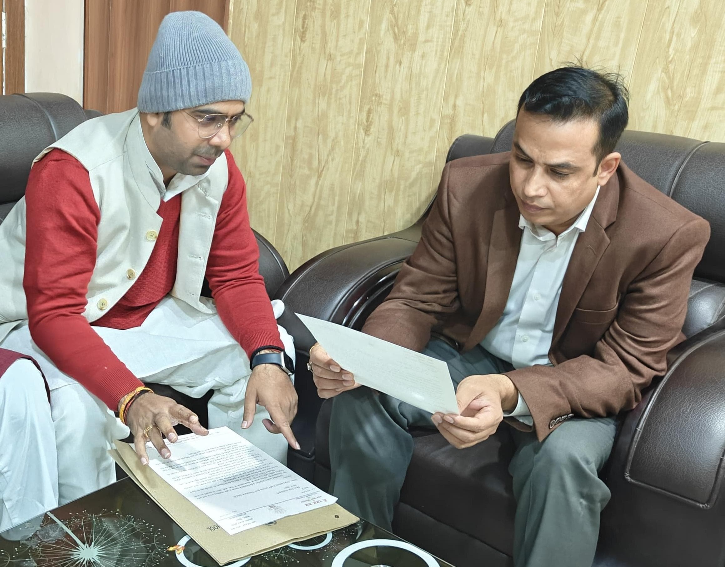 डाॅ. राहुल राज ने शिक्षकों के वेतन व निलंबन मुक्त हेतु जिला शिक्षा पदाधिकारी से की मुलाकात।