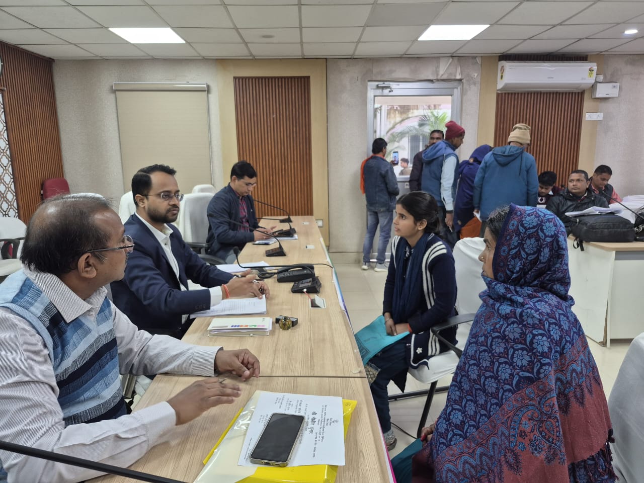 "जनता के दरबार में जिलाधिकारी" सारण ने 45 लोगो की समस्या के निराकरण हेतु की कार्रवाई।