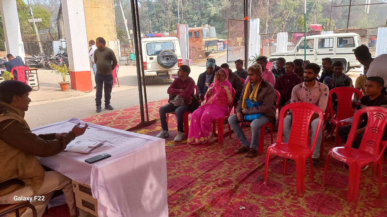 बड़हर थाना मे सरस्वती पूजा को ले शांति समिति की बात की गई।