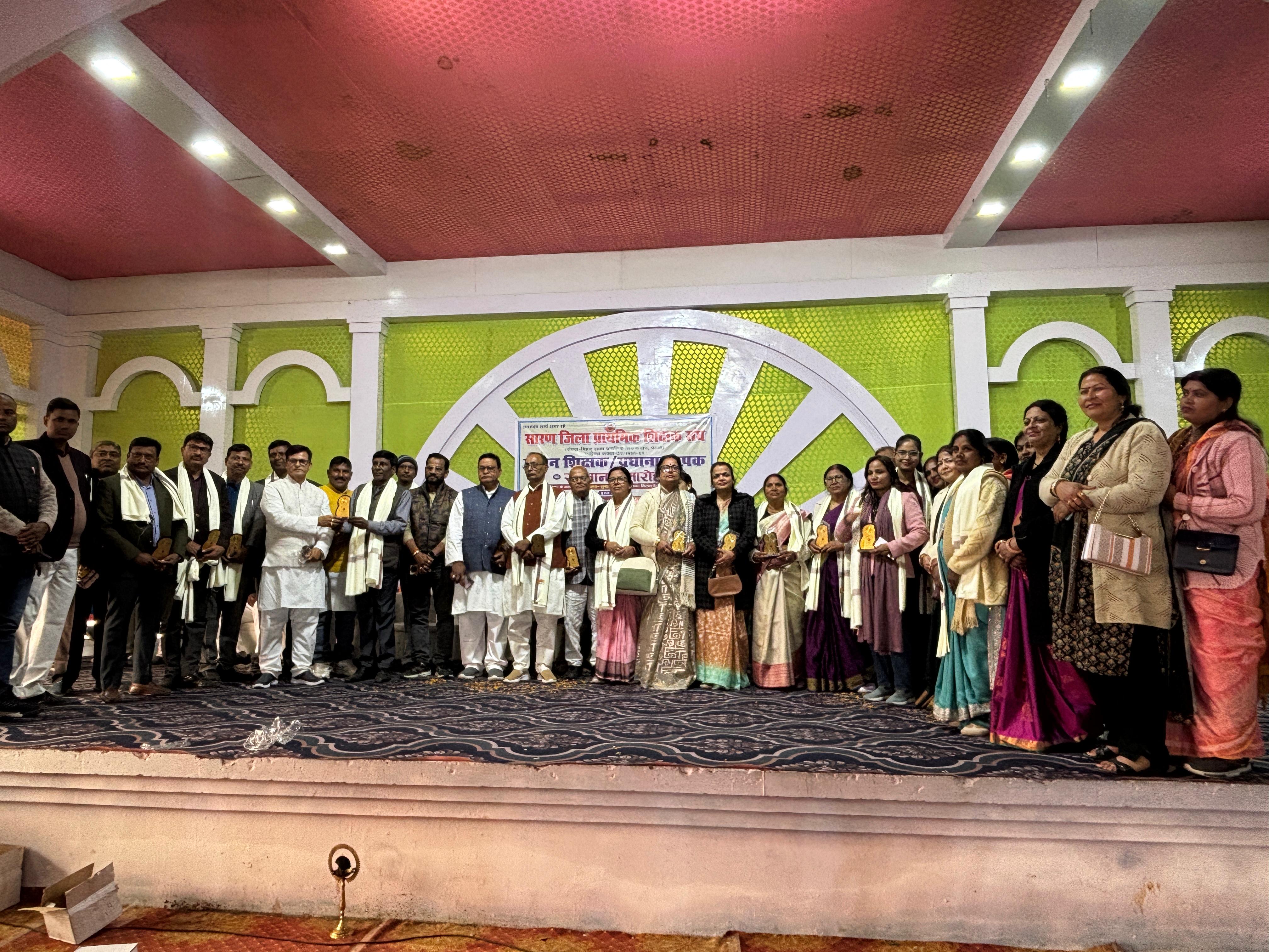 प्रधान शिक्षकों और प्रधानाध्यापकों को प्राथमिक शिक्षक संघ ने किया सम्मानित।