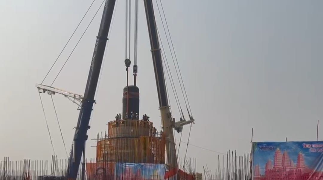 विश्व के सबसे बड़े शिवलिंग की स्थापना में उमड़ा जनसैलाब, ‘हर-हर महादेव’ की गूंज से झूम उठे भक्त।